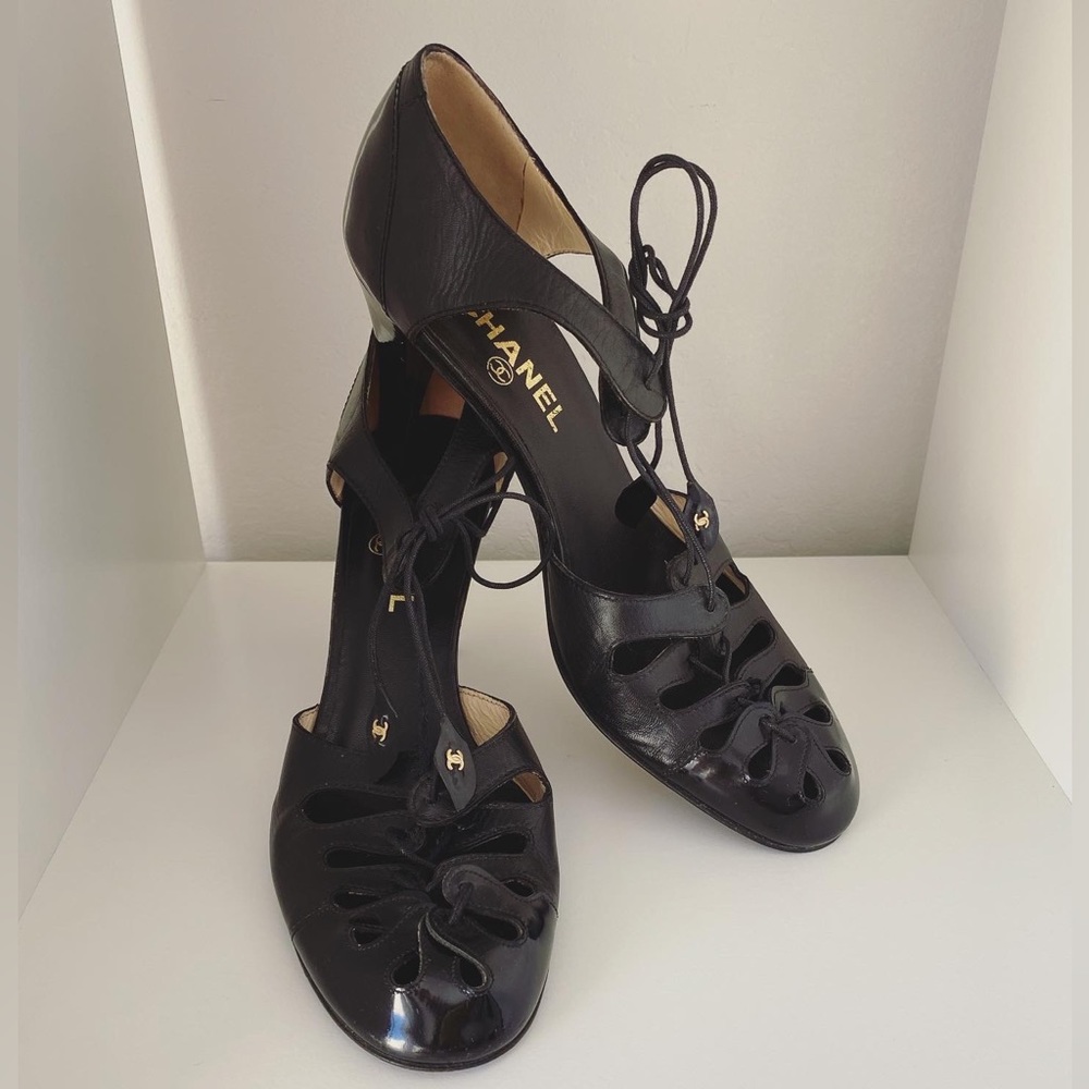 Chanel black heels really good condition. Size 40 (9-9.5 US)